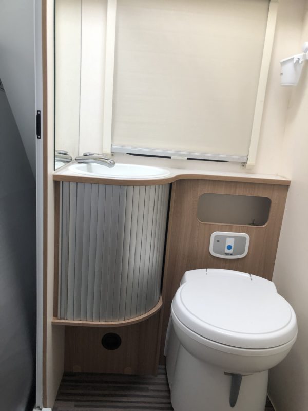 Calavan - Alquiler Autocaravana Valencia: Baño A49DP