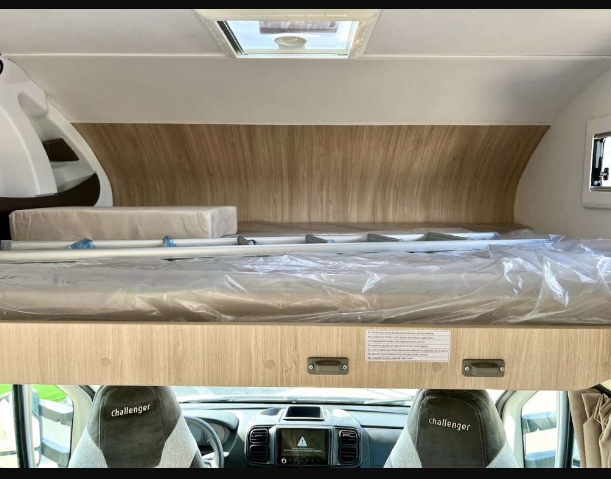 Calavan - Alquiler Autocaravana Valencia: Cama Capuchina Challenger C397GA